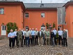 Teilnehmerinnen und Teilnehmer der konstituierenden Sitzung der Plattform Integriertes Waldbrandmanagement am Forstlichen Bildungszentrum in Karlsruhe.