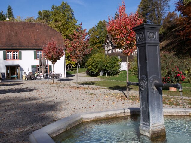 Zentral im Eingangsbereich zum Lilienhof steht ein alter Brunnen. Im Haupthaus des ehemaligen Hofguts befindet sich das Gasthaus "Zur Lilie".